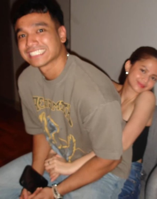 Unggahan Fadly itu pun mendapat komentar balasan dari Maudy. “Terima kasih bayik,” tulisnya. Tak hanya Maudy, adik Fadly, Fuji, juga turut memberi komentar. “Oh sudah tayang? Tau gitu tadi Uti nggak sensor,” tulis Fuji. Foto: Instagram/@fadlyfsl_