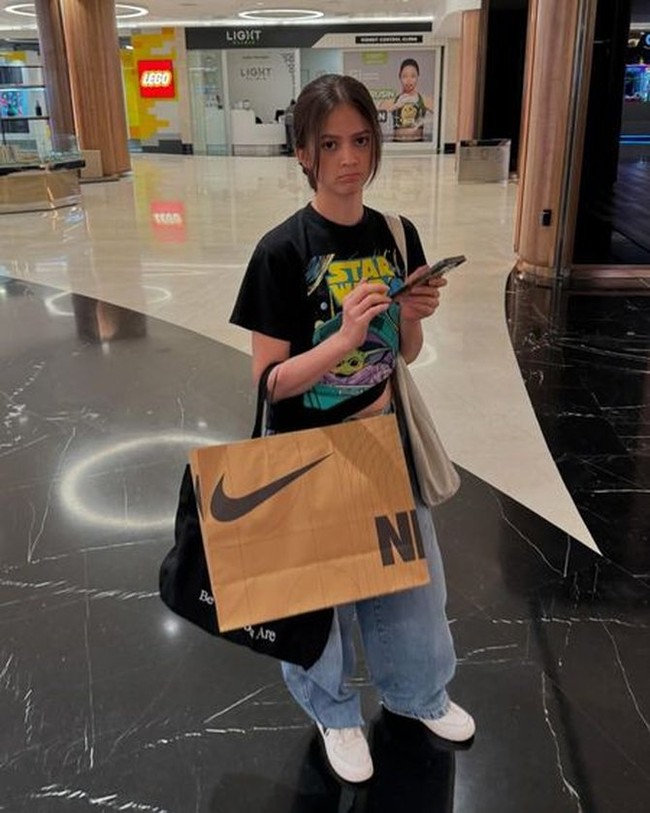 Sama-sama berprofesi di dunia entertain, Maudy sendiri rupanya berusia lebih tua dari Fadly. Maudy saat ini berusia 29 tahun, sementara Fadly 24 tahun. Meski demikian Maudy terlihat awet muda dengan wajahnya yang baby face. Foto: Instagram/@fadlyfsl_