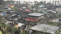 Rumah-rumah rusak akibat Topan Man-yi di Viga, provinsi Catanduanes, timur laut Filipina, Minggu (17/11/2024).  