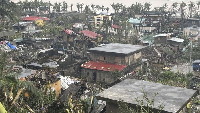 Filipina Diamuk Topan Super Man-yi This photo provided by the MDRRMO Viga Catanduanes, shows damaged houses caused by Typhoon Man-yi in Viga, Catanduanes province, northeastern Philippines Sunday, Nov. 17, 2024. (MDRRMO Viga Catanduanes via AP)