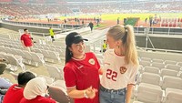 Ia pun mendapatkan tanggapan yang luar biasa dari kekasih Nathan itu. Hopefully we meet again and you are always welcome in London. See you soon, kata Fefe dalam kolom komentar Instagram Fitri Carlina. Foto: instagram Fitri Carlina