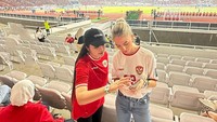 Fitri Carlina mengaku sudah mendapatkan izin dari Fefe Slinkert untuk memposting foto kebersamaannya. Kalau Fefe kasih ijin bwt share Foto2nya, ungkap Fitri Carlina dalam Instagram miliknya. Foto: instagram Fitri Carlina