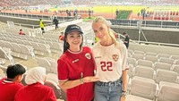 Pedangdut Fitri Carlina berpose dengan Fefe Slinkert yang merupakan kekasih pemain Timnas Indonesia, Nathan Tjoe-A-On. Foto: instagram Fitri Carlina