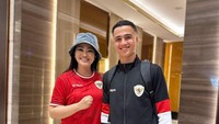 Fitri Carlina memang kerap mengunggah foto kebersamaan dengan pemain Timnas Indonesia. Ini salah satu kebersamaan dengan, Eliano Reijnders. Foto: instagram Fitri Carlina