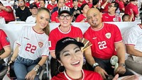 Kebersamaan Fitri Carlina dengan keluarga Nathan di Gelora Bung Karno saat pertandingan Jepang melawan Indonesia. With @fefeslinkert, Mama Melinda and Papa Romeo @nathantjoeaon parents. So Happy to See You @fefeslinkert, She’s Such a Beautiful, Humble and Cheerful Woman that I met I love Her so Much .Hope we can meet again Oneday, maybe in London . Always success for your Career and Happily Ever After with Your Love @nathantjoeaon, tulis Fitri Carlina dalam Instagram miliknya. Foto: instagram Fitri Carlina