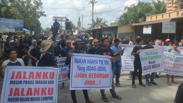 Foto : Aksi warga di Asahan ancam blokir akses masuk pintu jalan tol Kisaran saat demo jalan rusak. (Perdana Ramadhan / detikSumut)