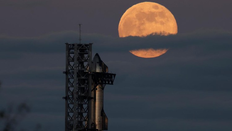 SpaceXs next-generation Starship spacecraft atop its powerful Super Heavy rocket is prepared for launch as the moon rises over the companys Boca Chica launchpad, in Brownsville, Texas, U.S., November 16, 2024. REUTERS/Joe Skipper     TPX IMAGES OF THE DAY