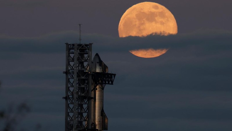 SpaceX's next-generation Starship spacecraft atop its powerful Super Heavy rocket is prepared for launch as the moon rises over the company's Boca Chica launchpad, in Brownsville, Texas, U.S., November 16, 2024. REUTERS/Joe Skipper     TPX IMAGES OF THE DAY