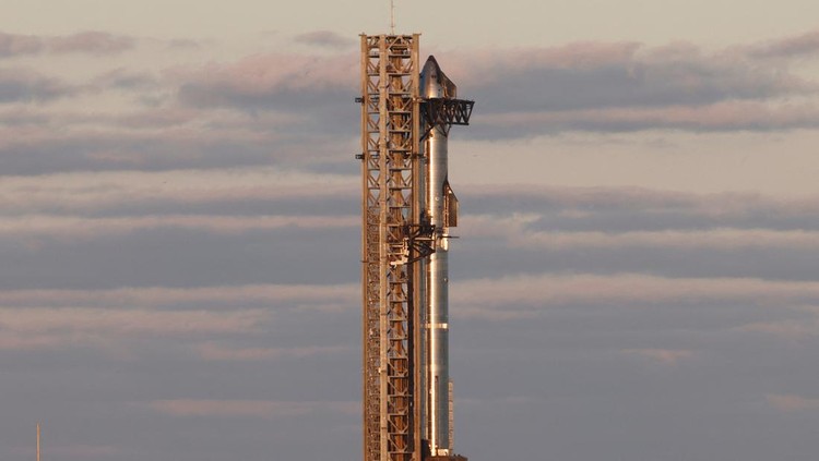 SpaceXs next-generation Starship spacecraft atop its powerful Super Heavy rocket is prepared for launch as the moon rises over the companys Boca Chica launchpad, in Brownsville, Texas, U.S., November 16, 2024. REUTERS/Joe Skipper     TPX IMAGES OF THE DAY