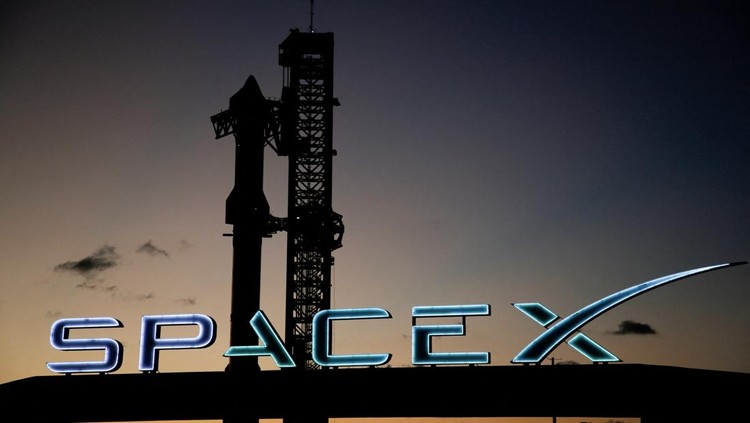 SpaceXs next-generation Starship spacecraft atop its powerful Super Heavy rocket is prepared for launch as the moon rises over the companys Boca Chica launchpad, in Brownsville, Texas, U.S., November 16, 2024. REUTERS/Joe Skipper     TPX IMAGES OF THE DAY
