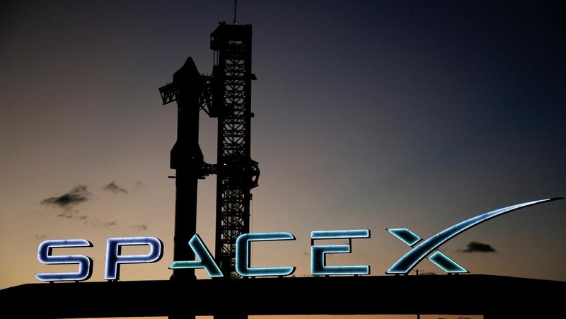 SpaceX's next-generation Starship spacecraft atop its powerful Super Heavy rocket is prepared for launch as the moon rises over the company's Boca Chica launchpad, in Brownsville, Texas, U.S., November 16, 2024. REUTERS/Joe Skipper     TPX IMAGES OF THE DAY
