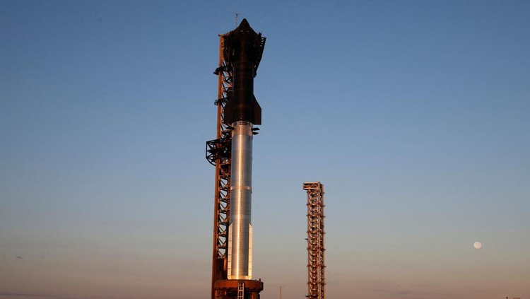 SpaceXs next-generation Starship spacecraft atop its powerful Super Heavy rocket is prepared for launch as the moon rises over the companys Boca Chica launchpad, in Brownsville, Texas, U.S., November 16, 2024. REUTERS/Joe Skipper     TPX IMAGES OF THE DAY