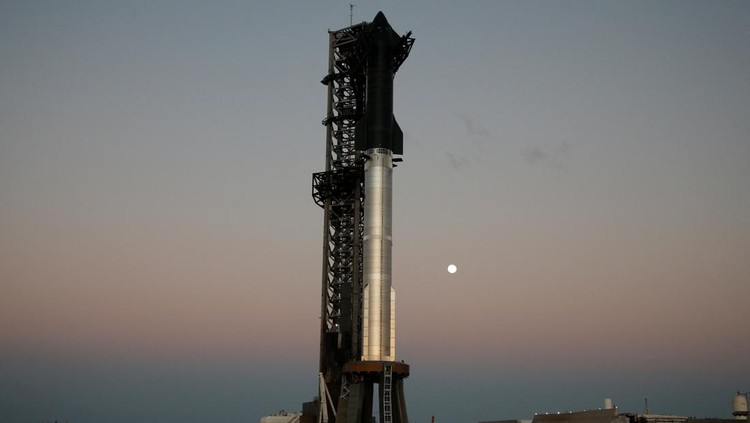 SpaceXs next-generation Starship spacecraft atop its powerful Super Heavy rocket is prepared for launch as the moon rises over the companys Boca Chica launchpad, in Brownsville, Texas, U.S., November 16, 2024. REUTERS/Joe Skipper     TPX IMAGES OF THE DAY