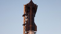 SpaceXs next-generation Starship spacecraft atop its powerful Super Heavy rocket is prepared for launch as the moon rises over the companys Boca Chica launchpad, in Brownsville, Texas, U.S., November 16, 2024. REUTERS/Joe Skipper     TPX IMAGES OF THE DAY