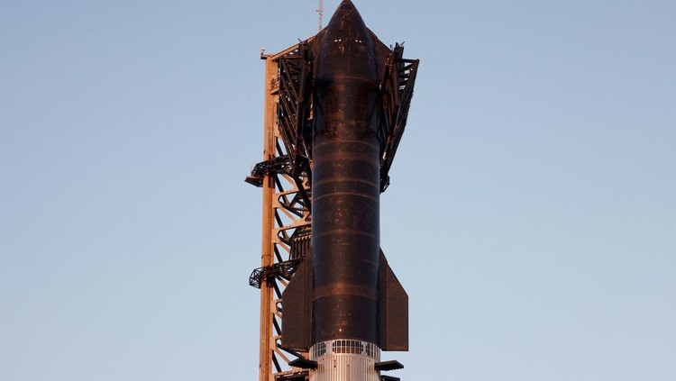 SpaceXs next-generation Starship spacecraft atop its powerful Super Heavy rocket is prepared for launch as the moon rises over the companys Boca Chica launchpad, in Brownsville, Texas, U.S., November 16, 2024. REUTERS/Joe Skipper     TPX IMAGES OF THE DAY