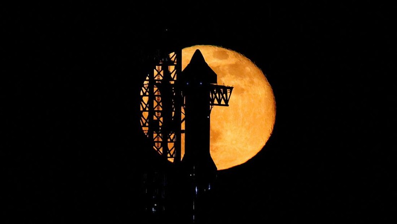 SpaceX's next-generation Starship spacecraft atop its powerful Super Heavy rocket is prepared for launch as the moon rises over the company's Boca Chica launchpad, in Brownsville, Texas, U.S., November 16, 2024. REUTERS/Joe Skipper     TPX IMAGES OF THE DAY
