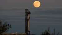 SpaceXs next-generation Starship spacecraft atop its powerful Super Heavy rocket is prepared for launch as the moon rises over the companys Boca Chica launchpad, in Brownsville, Texas, U.S., November 16, 2024. REUTERS/Joe Skipper     TPX IMAGES OF THE DAY