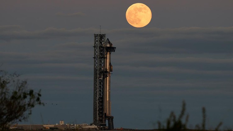 SpaceXs next-generation Starship spacecraft atop its powerful Super Heavy rocket is prepared for launch as the moon rises over the companys Boca Chica launchpad, in Brownsville, Texas, U.S., November 16, 2024. REUTERS/Joe Skipper     TPX IMAGES OF THE DAY