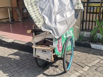 Bakul Cilok Diseruduk Motor di Sleman, Gerobak Rusak-Isi Berhamburan