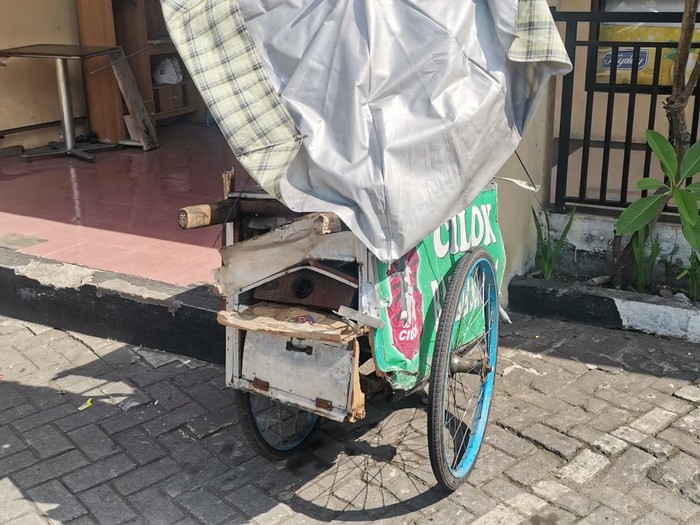 Gerobak penjual cilok yang terlibat kecelakaan dengan pemotor di Jalan Magelang, Dukuh, Tridadi, Sleman, Senin (18/11/2024).