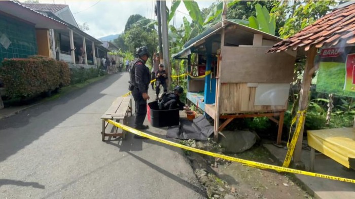 Granat aktif ditemukan warga di poskamling Desa Sukajadi, Kecamatan Tamansari, Kabupaten Bogo