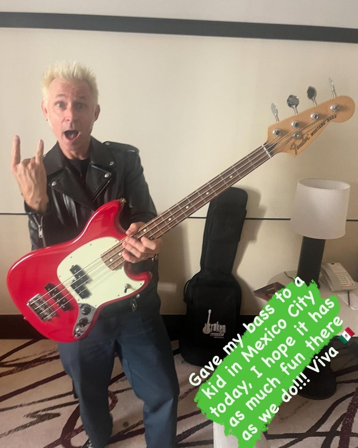 Bassist Green Day, Mike Dirnt baru aja mengejutkan banyak orang nih. Soalnya dia secara sengaja ngasih bass merk Fender miliknya ke fans cilik yang menyapa di bandara Meksiko.