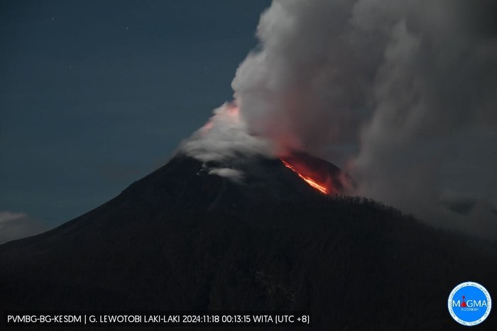 Gunung Lewotobi Laki-laki sedang mengeluarkan awan guguran pukul 00.00-06.00 Wita, Senin (18/11/2024). (dok. PVMBG)