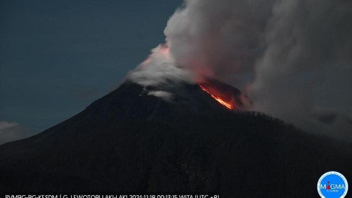 Gunung Lewotobi Laki-laki sedang mengeluarkan awan guguran pukul 00.00-06.00 Wita, Senin (18/11/2024). (dok. PVMBG)