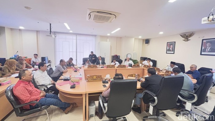 Hearing Komisi B DPRD Surabaya