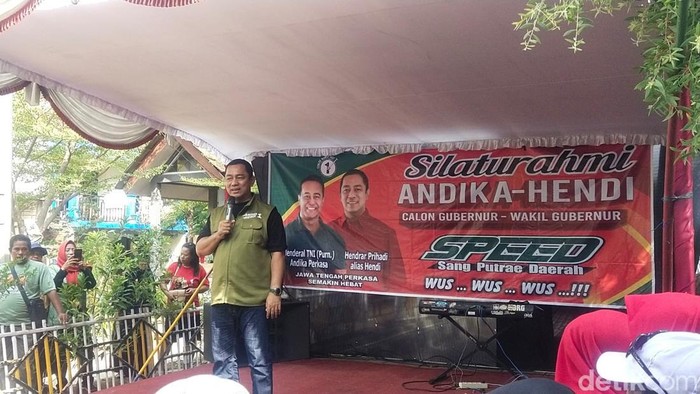 Calon Wakil Gubernur Hendrar Prihadi di Kelurahan Tanjung Mas, Kecamatan Semarang Utara, Kota Semarang, Senin (18/11/2024).