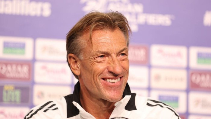 MELBOURNE, AUSTRALIA - NOVEMBER 13: Hervé Renard, coach of Saudi Arabia speaks to the media during a Saudi Arabia media opportunity at AAMI Park on November 13, 2024 in Melbourne, Australia. (Photo by Robert Cianflone/Getty Images)