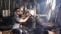Salah satunya momen ketika mengunjungi dapur Gudeg Yu Djum yang legendaris. Ia mencoba mengaduk areh untuk membuat gudegnya. Foto: Instagram @indraherlambang