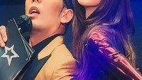 Indra Herlambang kembali mencuri perhatian setelah menjadi MC di acara fan meeting Lisa BLACKPINK. Ia sangat antusias kepada berpelukan dengan Lisa. Foto: Instagram @indraherlambang