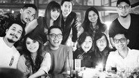 Ini juga momen nongkrong Indra Herlambang saat makan malam bersama rekannya di acara Insert. Mereka kompak berpose usai menghabiskan pesanan makanan. Foto: Instagram @indraherlambang