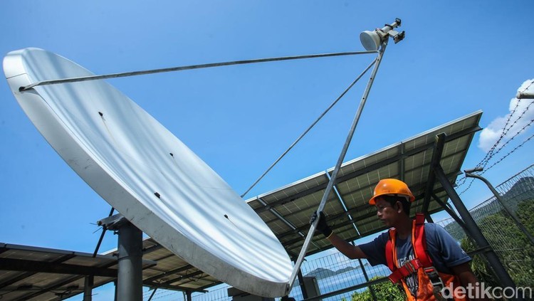 Seorang teknisi mengecek salah satu stasiun pemancar atau tower Base Transceiver Station (BTS) Bakti Komdigi di Pulau Jemaja, Anambas, Kepulauan Riau, Senin (4/11/2024).