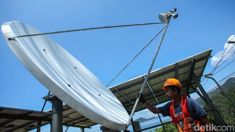 Intip Perawatan BTS Bakti Komdigi di Anambas Seorang teknisi mengecek salah satu stasiun pemancar atau tower Base Transceiver Station (BTS) Bakti Komdigi di Pulau Jemaja, Anambas, Kepulauan Riau, Senin (4/11/2024).