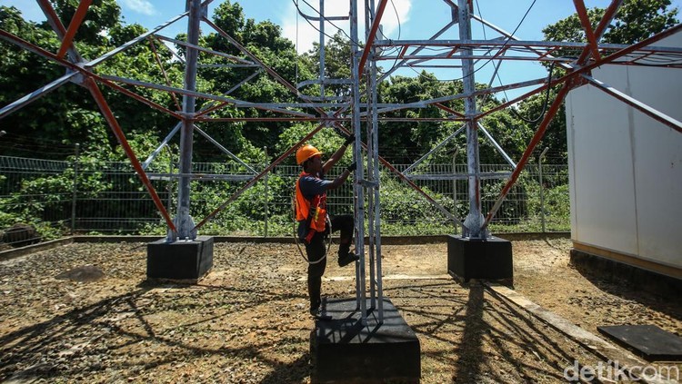 Seorang teknisi mengecek salah satu stasiun pemancar atau tower Base Transceiver Station (BTS) Bakti Komdigi di Pulau Jemaja, Anambas, Kepulauan Riau, Senin (4/11/2024).