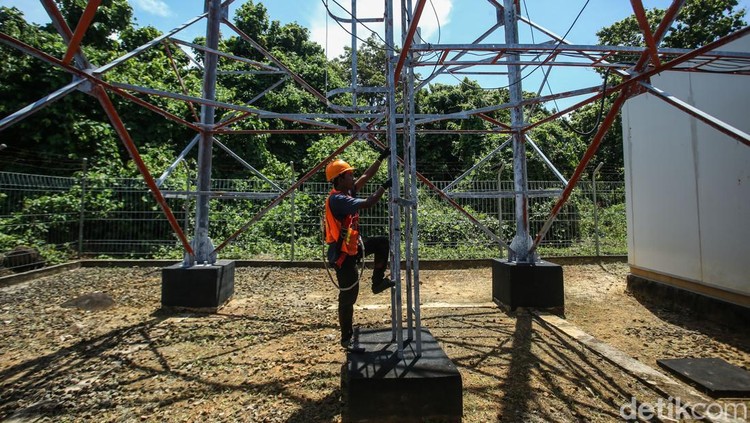 Intip Perawatan BTS Bakti Komdigi di Anambas Seorang teknisi mengecek salah satu stasiun pemancar atau tower Base Transceiver Station (BTS) Bakti Komdigi di Pulau Jemaja, Anambas, Kepulauan Riau, Senin (4/11/2024).