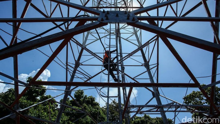 Seorang teknisi mengecek salah satu stasiun pemancar atau tower Base Transceiver Station (BTS) Bakti Komdigi di Pulau Jemaja, Anambas, Kepulauan Riau, Senin (4/11/2024).