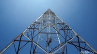 Seorang teknisi mengecek salah satu stasiun pemancar atau tower Base Transceiver Station (BTS) Bakti Komdigi di Pulau Jemaja, Anambas, Kepulauan Riau, Senin (4/11/2024).