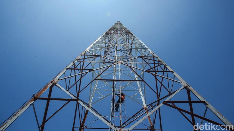 Seorang teknisi mengecek salah satu stasiun pemancar atau tower Base Transceiver Station (BTS) Bakti Komdigi di Pulau Jemaja, Anambas, Kepulauan Riau, Senin (4/11/2024).