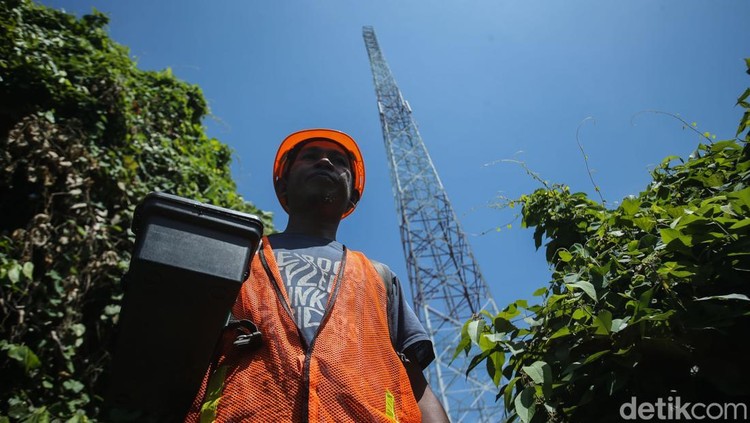 Seorang teknisi mengecek salah satu stasiun pemancar atau tower Base Transceiver Station (BTS) Bakti Komdigi di Pulau Jemaja, Anambas, Kepulauan Riau, Senin (4/11/2024).