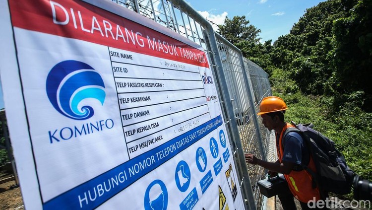 Intip Perawatan BTS Bakti Komdigi di Anambas Seorang teknisi mengecek salah satu stasiun pemancar atau tower Base Transceiver Station (BTS) Bakti Komdigi di Pulau Jemaja, Anambas, Kepulauan Riau, Senin (4/11/2024).