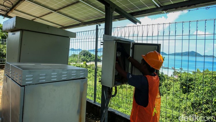 Seorang teknisi mengecek salah satu stasiun pemancar atau tower Base Transceiver Station (BTS) Bakti Komdigi di Pulau Jemaja, Anambas, Kepulauan Riau, Senin (4/11/2024).