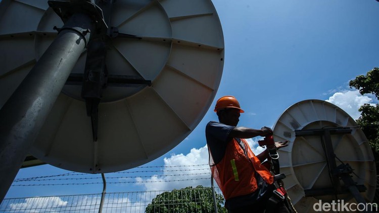 Seorang teknisi mengecek salah satu stasiun pemancar atau tower Base Transceiver Station (BTS) Bakti Komdigi di Pulau Jemaja, Anambas, Kepulauan Riau, Senin (4/11/2024).