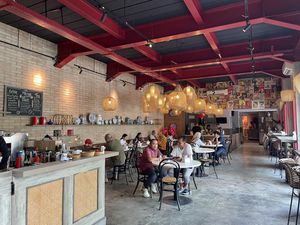 Dari Jauh Seperti Vihara, tapi Ternyata Kuliner Legendaris Rumah Merah