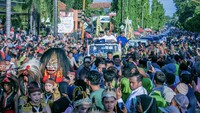 Masyarakat di Blora juga tumpah ruah menyambut pasangan Luthfi dan Yasin yang didampingi Jokowi. Mereka mengikuti iring-iringan mobil Jeep putih terbuka tersebut.