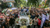 Di dua lokasi tersebut, Minggu (17/11/2024), pasangan calon nomor urut 2 Pilgub Jateng Luthfi dan Yasin menaiki Jeep terbuka didampingi Jokowi saat di Grobogan.