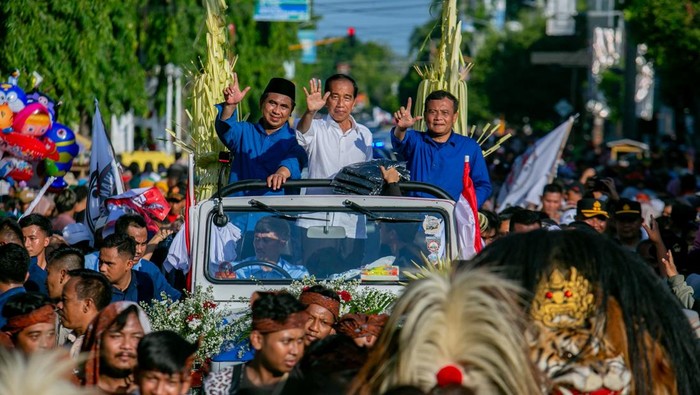 Kampanye paslon nomor urut 2 di Pilgub Jateng, Ahmad Luthfi dan Taj Yasin, didampingi Presiden ke-7 RI Joko Widodo (Jokowi).