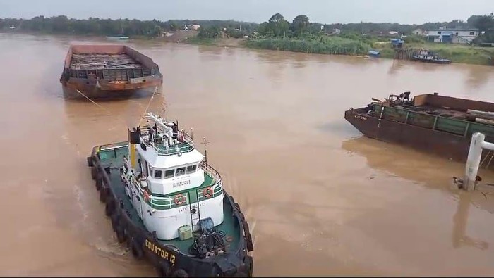 Kapal tongkang batu bara saat menabrak tiang penyangga Jembatan Aurduri 1, Kota Jambi